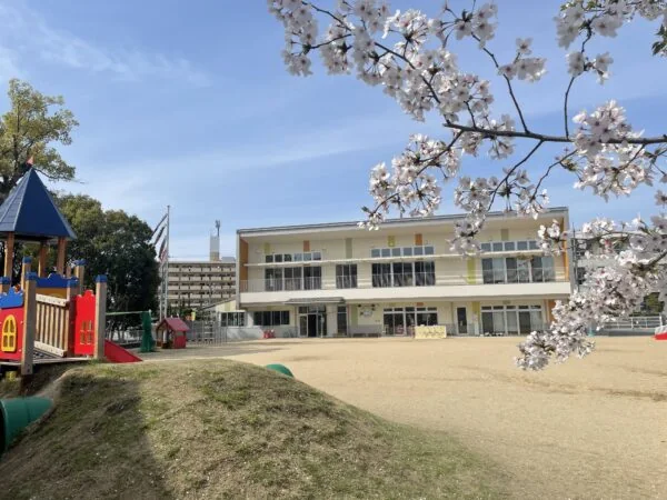 原尾島こども園の園舎と園庭
